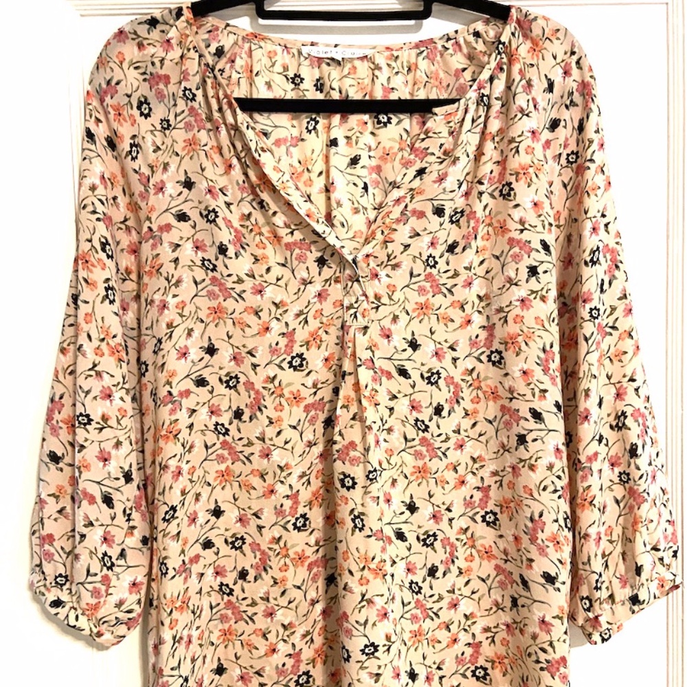Silky floral blouse   Size M   Violet + Claire
